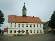 Schildau in Sachsen,
das Rathaus am Marktplatz wurde 1841 erbaut,
seit 1952 trgt die Stadt den Beinamen  Gneisenaustadt , 
Juni 2010