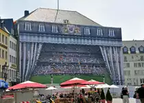 Sehr gute Idee, die Bauarbeiten am Bonner Rathaus mit dieser aktuellen Fassadenverkleidung zu kaschieren - 23.06.2010