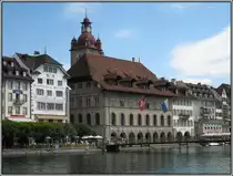Das Rathaus von Luzern am Ufer der Reuss. (24.07.2009)