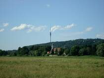 Dresden,
Blick ber die Elbwiesen zur Hosterwitzer Kirche und dem
Fernsehturm, 252m hoch, gebaut 1963-69,
Juni 2010 
