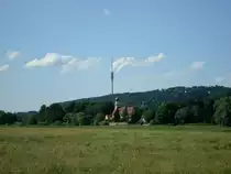 Dresden,
Blick ber die Elbwiesen zur Hosterwitzer Kirche und dem
Fernsehturm, 252m hoch, gebaut 1963-69,
Juni 2010 