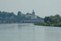 Schlo Ybbs liegt genau hinter dem ltesten Donaukraftwerk und Schleuse Ybbs Persenbeug. 03.07.2010