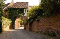 Blick auf die Tordurchfahrt von der Schlostrae aus. Grevenbroich den 5.6.2010
