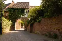 Blick auf die Tordurchfahrt von der Schlostrae aus. Grevenbroich den 5.6.2010