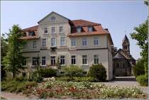 Das Schlossgebude von Gut Sutthausen, im Hintergrund ist die Schlosskapelle zu sehen. 10.07.2010