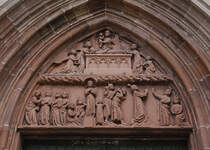 Breisach, St. Stephansmnster, Tympanon des Westportals. Aus meiner Sicht eher frhgotisch; es drfte also um etwa 1200 entstanden sein. Aufnahme vom 06. Juli 2010, 12:19