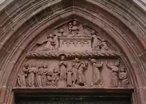 Breisach, St. Stephansmnster, Tympanon des Westportals. Aus meiner Sicht eher frhgotisch; es drfte also um etwa 1200 entstanden sein. Aufnahme vom 06. Juli 2010, 12:19