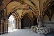 Breisach, St. Stephansmnster. Gotische, durch Mittelpfeiler abgesttzte und nach aussen geffnete polygonale Krypta mit Rippengewlbe direkt unterhalb des Chors. 1978 wurde sie zur Gedenksttte und erinnert an die fast vollstndige Zerstrung der Stadt Breisach 1945, bzw. an den Wiederaufbau. Renovationsbedrftig. Aufnahme vom 06. Juli 2010, 12:25