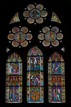 Freiburg im Breisgau, Mnster. Herausragende Glasmalerarbeit in einem Fenster des nrdlichen Seitenschiffes. Aufnahme vom 06. Juli 2010, 16:42.