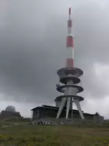 Telekom-Anlage und die Brockenwarte auf dem Brocken im Harz, leider etwas vernebelt, Hhe 1.141,1 m