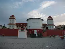 Das Kurhaus von Binz aufgenommen vom Strand.