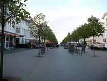 Die Hauptstrae von Binz Richtung Strand am Abend.