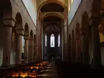 Alpirsbach im Schwarzwald,
der Innenraum der romanischen Klosterkirche St.Nikolaus,
beeindruckend die monolitischen Sandsteinsulen, fertiggestellt um 1128,
Juli 2010 