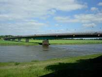 Torgau in Sachsen,
die Elbbrcke, eine Stahlverbundbrcke mit 509m Lnge wurde 1991-93 erbaut, die alte Brcke ca.100m fluabwrts wurde 1994 abgerissen,
Juni 2010
 