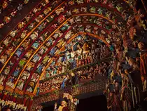 Amiens, Kathedrale Notre Dame. Tympanon des Hauptportals an der Westfassade mit J�ngstem Gericht sowie umrahmenden Archivolten. Tempor�r mit Farblaser beleuchtet:  Cath�drale en couleur . Nachtaufnahme vom 21. Aug. 2007, 22:35 (vgl. mit Bild 20689 = Aufnahme bei Tag).