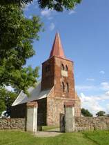 Kirche von Gro Schnfeld (Hinterpommern), heute Zarczyn (Polen). Die Grber des Friedhofs wurden nach dem 2. Weltkrieg alle eingeebnet. Somit macht die Kirche einen verlorenen Eindruck. Lediglich ein paar Hhner rannten auf dem frisch gemhten Gelnde herum (nicht auf diesem Bild ersichtlich).