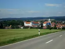 Mekirch in Oberschwaben, Stadt mit 8500 Einwohnern, Stadtrecht seit 1261, Blick auf Stadt, Schlo und Stadtkirche St.Martin,
Aug.2010