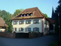 Hugstetten im Breisgau,
das ehemalige Pfarrhaus erbaut 1778, wird heute als Rathaus II genutzt,
Aug.2010