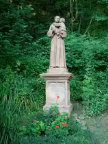 Hugstetten im Breisgau,
im ffentlich zugnglichen Teil des Schloparks steht das Denkmal fr den Hl.Antonius,
Aug.2010  