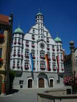 Memmingen,
das Rathaus, der prchtige Renaissancebau stammt von 1589,
2007 wurde die Fassade renoviert,
Juli 2010