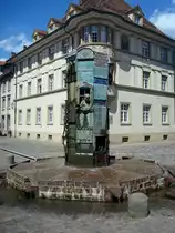 Villingen/Schwarzwald,
moderner Brunnen neben dem Mnster,
Aug.2010