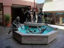 Waldkirch im Breisgau,
ein Brunnen der die allemanische Fasnet darstellt,
Juni 2010