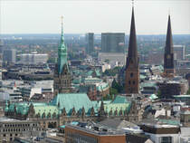 Hamburgs Trme (Rathaus, St. Petri-Kirche, St. Jacobi-Kirche) vom Turm der St. Michaelis-Kirche (Michel) aus gesehen; 20.08.2010
