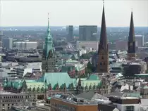 Hamburgs Trme (Rathaus, St. Petri-Kirche, St. Jacobi-Kirche) vom Turm der St. Michaelis-Kirche (Michel) aus gesehen; 20.08.2010
