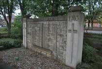 Denkmal von Rechteseite fotogriefrt. Foto von Sommer ´10