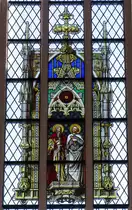 Das mittlere Glasfenster des Chorhauptes zeigt die Namenspatronen S. Paulus und S. Petrus des (sogen.) Dom Bardowick; 24.08.2010
