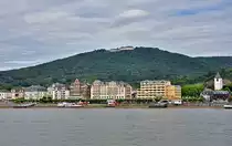 Knigswinter Rheinufer mit Blick zum Petersberg-Hotel (im Besitz der Bundesrepublik Deutschland) im Siebengebirge. Aufgenommen vom Rheinufer Mehlem - 31.07.2010