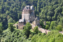 Burg Eltz, versteckt im  Wiesengrund  und zwischen Wldern in Moselnhe, voll mit Touristen aus dem In- und Ausland - 10.08.2010