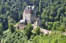 Burg Eltz, versteckt im  Wiesengrund  und zwischen Wldern in Moselnhe, voll mit Touristen aus dem In- und Ausland - 10.08.2010