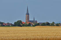Blick vom Westen ber ein Kornfeld auf die Kirche von Odendorf (Rhein-Sieg-Kreis) - 27.07.2010