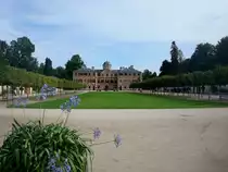 Schlo Favorite in Rastatt-Frch, die Vorderansicht,
dieses Barockkunstwerk wurde 1710-30 von Joh.M.L.Rohrer erbaut,
kann besichtigt werden,
Aug.2010