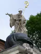 Wer wird es wohl sein, der hoch oben das Eingangsportal der Klosterkirche des Klosters Weltenburg kr�nt? 04.08.2010