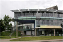 Kaufmnnische Berufschule mit Wirtschaftsgymnasium in hringen. Die Klassenzimmer befinden sich in einem aufgestnderten halbringfrmigen Gebudeteil. Ein dreieckiger Bauteil mit Lehrerzimmer und Halle stt dagegen. 12.06.2010 (Matthias)