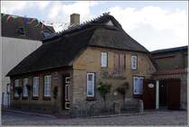 Diese 1805 gebaute, inzwischen denkmalgeschtzte Kate in Maasholm wird erst seit 1985 als Rathaus genutzt. Zuvor beherbergte es Handwerker und Fischer. 03.08.2010