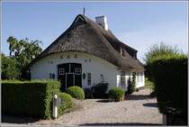 Eines der vielen reetgedeckten H�user in Sieseby. Das G.A.S. am Giebel sind die Initialen von Gustav Anton Sch�ffer, der das Dorf 1836 erwarb und die H�user renovieren lie�. In der zweiten H�lfte des 19. Jahrhunderts verkaufte er es dann an die herzogliche Familie Schleswig-Holstein-Sonderburg-Gl�cksburg. 07.08.2010