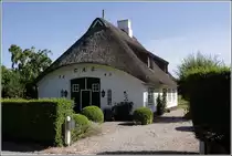Eines der vielen reetgedeckten H�user in Sieseby. Das G.A.S. am Giebel sind die Initialen von Gustav Anton Sch�ffer, der das Dorf 1836 erwarb und die H�user renovieren lie�. In der zweiten H�lfte des 19. Jahrhunderts verkaufte er es dann an die herzogliche Familie Schleswig-Holstein-Sonderburg-Gl�cksburg. 07.08.2010