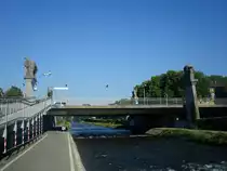 Freiburg im Breisgau,
die Ochsenbr�cke �berspannt die Dreisam und verbindet zwei Stadtteile,
die Spannbetonbalkenbr�cke von 1972 tr�gt die Figuren(Ochsen) der alten Jugendstilbr�cke von 1912,
Sep.2010