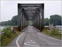 Die einspurige Schleibrcke bei Lindaunis wird sowohl von der Bahn als auch von Kraftfahrzeugen, Fahrrdern und Fugngern genutzt. Ob die Bahn oder die brigen Verkehrsteilnehmer die Brcke nutzen drfen und in welcher Richtung, wird durch Lichtsignale und Schranken geregelt. Der hintere Teil der Brcke kann hochgeklappt werden, um Schiffsverkehr auf der Schlei die Passage zu ermglichen. 05.08.2010