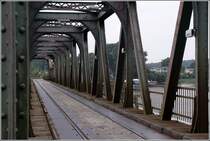 Die einspurige Schleibrcke bei Lindaunis wird sowohl von der Bahn als auch von Kraftfahrzeugen, Fahrrdern und Fugngern genutzt. Ob die Bahn oder die brigen Verkehrsteilnehmer die Brcke nutzen drfen und in welcher Richtung, wird durch Lichtsignale und Schranken geregelt. Der hintere Teil der Brcke kann hochgeklappt werden, um Schiffsverkehr auf der Schlei die Passage zu ermglichen. 05.08.2010