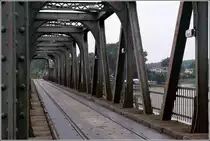 Die einspurige Schleibr�cke bei Lindaunis wird sowohl von der Bahn als auch von Kraftfahrzeugen, Fahrr�dern und Fu�g�ngern genutzt. Ob die Bahn oder die �brigen Verkehrsteilnehmer die Br�cke nutzen d�rfen und in welcher Richtung, wird durch Lichtsignale und Schranken geregelt. Der hintere Teil der Br�cke kann hochgeklappt werden, um Schiffsverkehr auf der Schlei die Passage zu erm�glichen. 05.08.2010