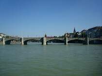 Basel,
die Mittlere Rheinbrcke, fr Strae und Straenbahn, die steinerne Bogenbrcke wurde 1903-05 erbaut, 195m lang, 18m breit,
1225 stand hier die erste hlzerne Brcke ber den Rhein ,
Juni 2010