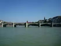 Basel,
die Mittlere Rheinbr�cke, f�r Stra�e und Stra�enbahn, die steinerne Bogenbr�cke wurde 1903-05 erbaut, 195m lang, 18m breit,
1225 stand hier die erste h�lzerne Br�cke �ber den Rhein ,
Juni 2010