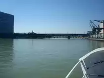 Basel am Rhein,
die Dreirosenbr�cke, eine Balkenbr�cke aus Stahl f�r Stra�e und Stra�enbahn, er�ffnet 2004, Juni 2010