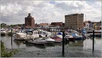 Markante Geb�ude beherrschen den Binnenhafen in Eckernf�rde. 03.08.2010