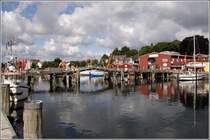 Eine hlzerne Klappbrcke bietet eine Verbindung zwischen den beiden Ufern des Binnenhafens in Eckerfrde. 03.08.2010