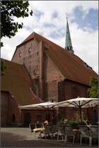 In den engen Altstadtstraen von Eckernfrde ist immer nur ein begrenzter Blick auf die Sankt-Nicolai-Kirche mglich. 03.08.2010